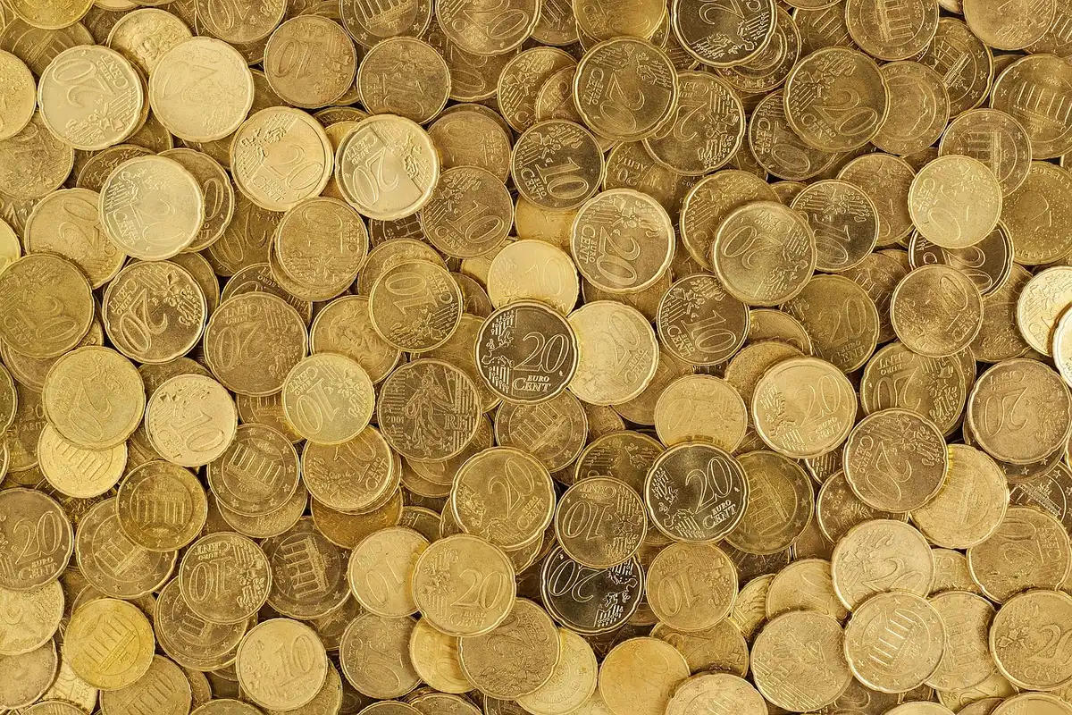 Une famille consulte ses finances et son budget mensuel