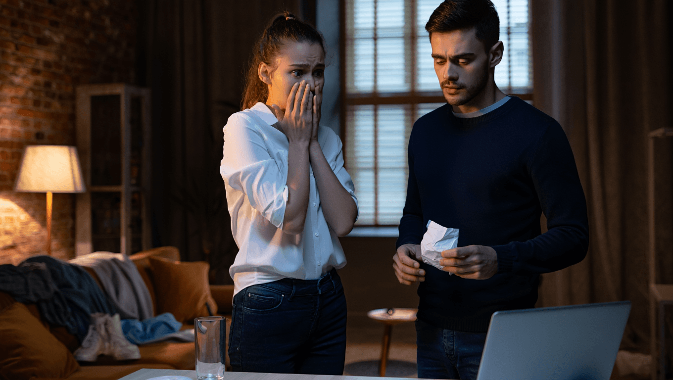 Il récupère les clés de ses amis absents et en profite pour sous-louer leur maison illégalement avec un faux bail
