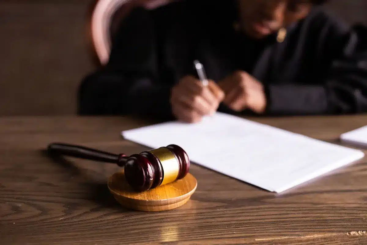 Symbole de justice et de décision judiciaire illustrant une jurisprudence