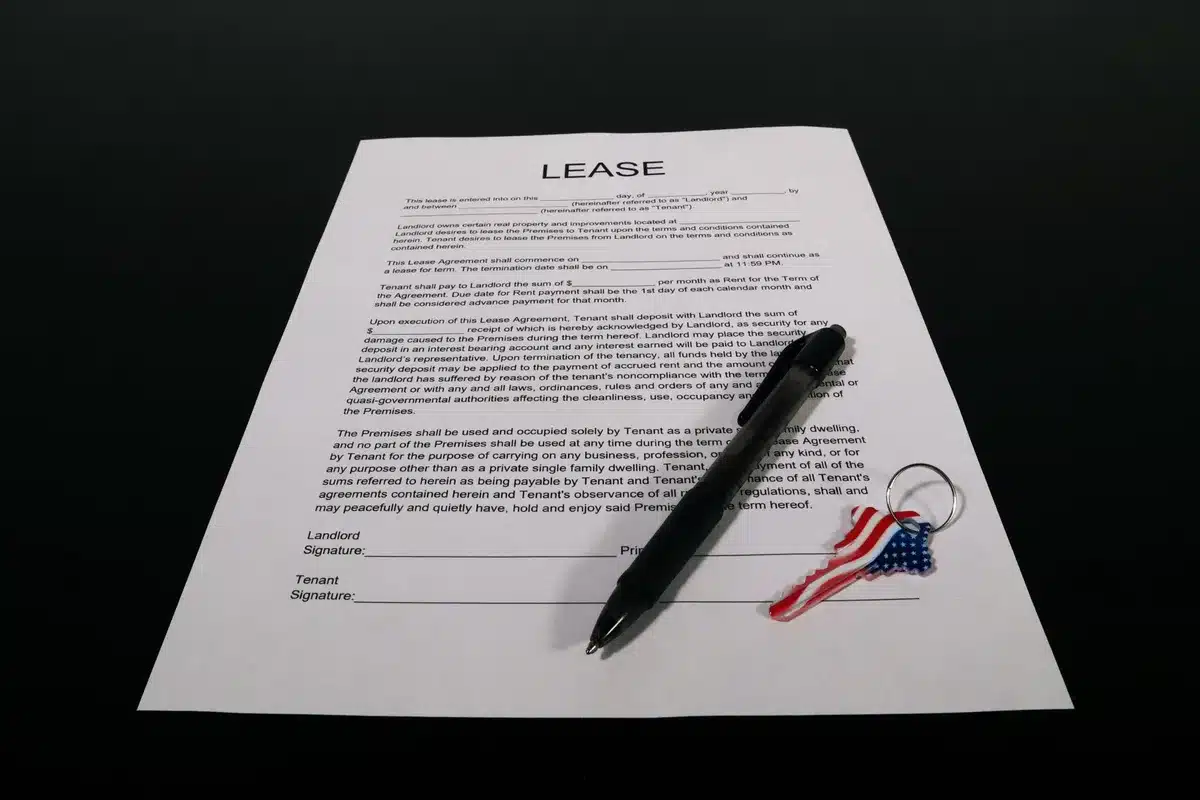 Documents de location et contrat de bail sur une table avec stylo