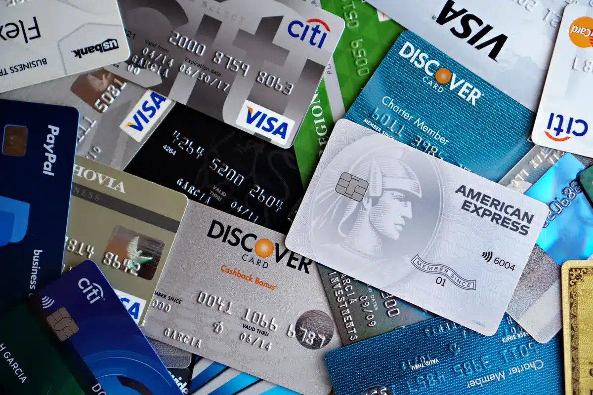 Personne consultant ses relevés bancaires avec préoccupation face aux frais de découvert