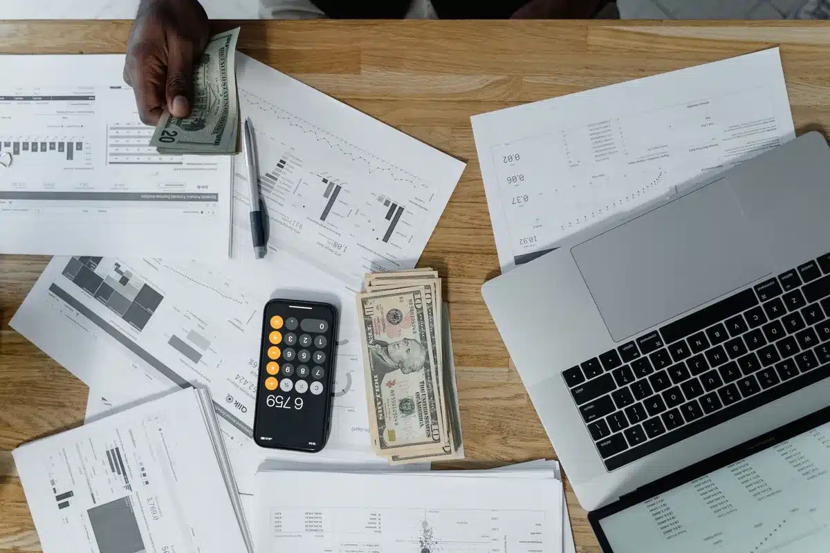 Fiche de paie et budget mensuel sur un bureau, montrant la planification financière