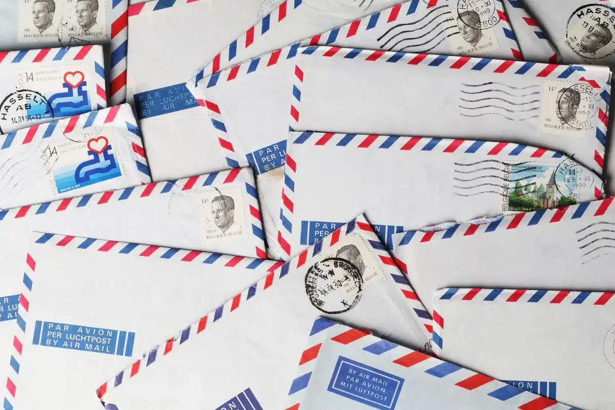 Enveloppes postales en cours de distribution avec calendrier d'envoi par département