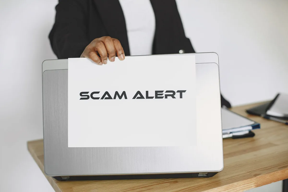 Alertes de listes noires publiées par les autorités financières pour identifier les acteurs non autorisés