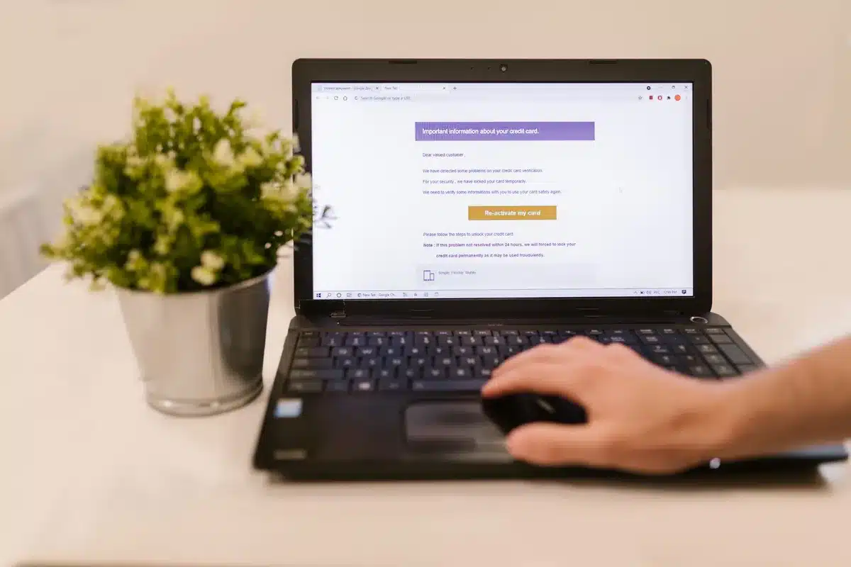 Écran d'ordinateur affichant un formulaire de recherche bancaire en ligne