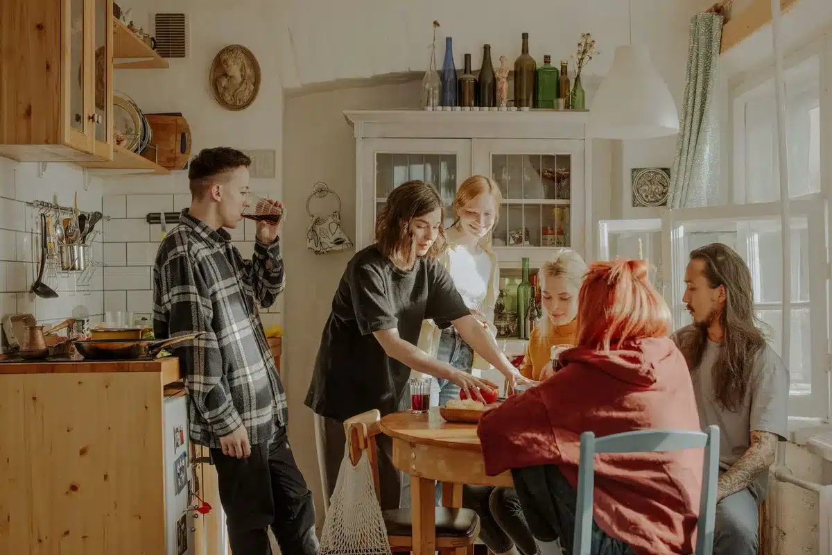 Étudiants partageant un logement en colocation avec cuisine commune