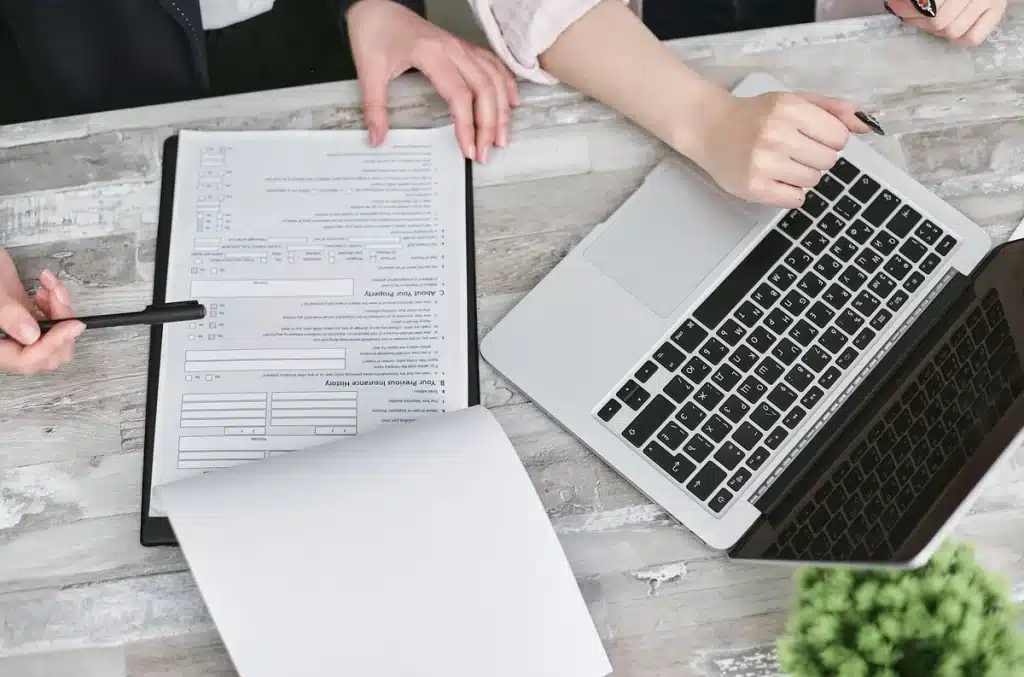 Étudiant consultant des annonces de logement et préparant son dossier de candidature