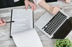 Étudiant consultant des annonces de logement et préparant son dossier de candidature