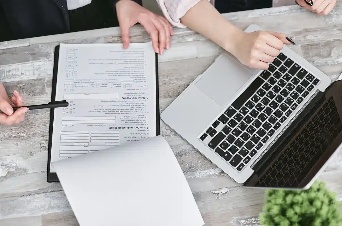 Étudiant consultant des annonces de logement et préparant son dossier de candidature