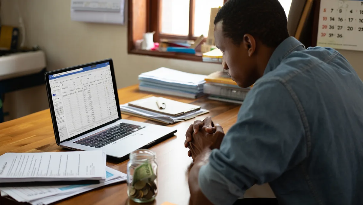 Stratégies pratiques pour stabiliser vos revenus — La variabilité des entrées d’argent est l’un des premiers défis du freelance. Quelques bonnes pratiques simples aident à limiter le stress financier : mettre en place une épargne de précaution, provisionner régulièrement pour les