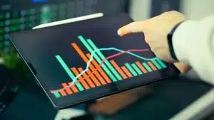Écran d'analyse montrant un entonnoir de conversion et des champs de formulaire, avec une main sur le clavier