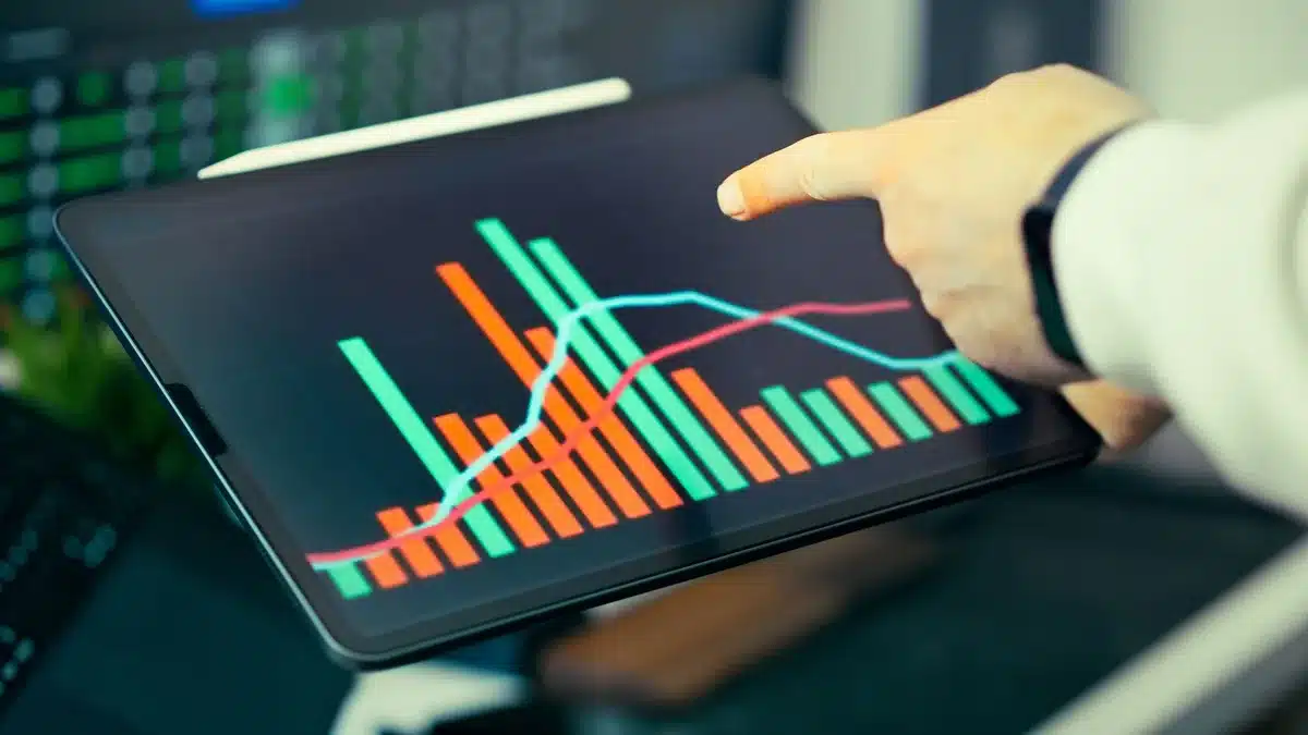 Écran d'analyse montrant un entonnoir de conversion et des champs de formulaire, avec une main sur le clavier