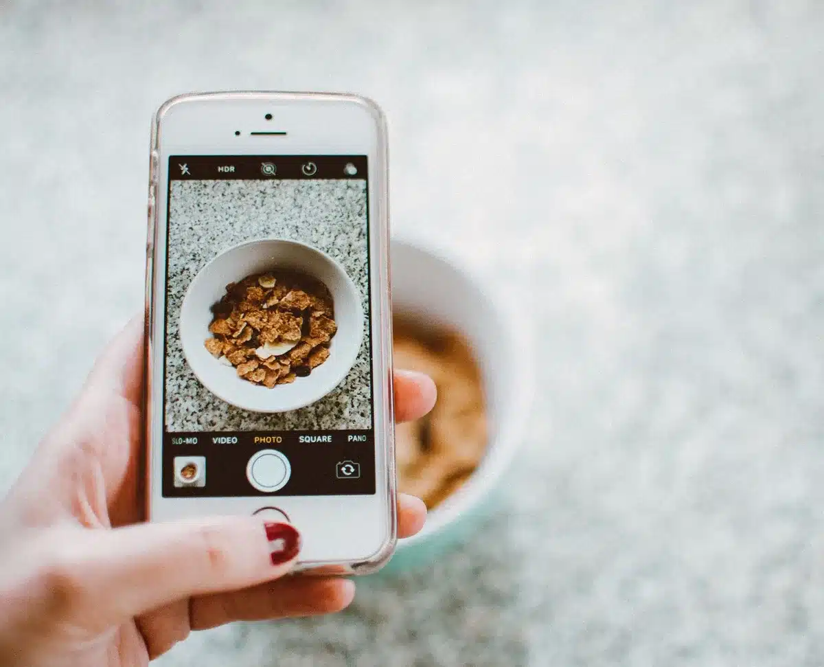 Écran de téléphone affichant une collection de vidéos courtes inspirantes pour l'analyse de patterns