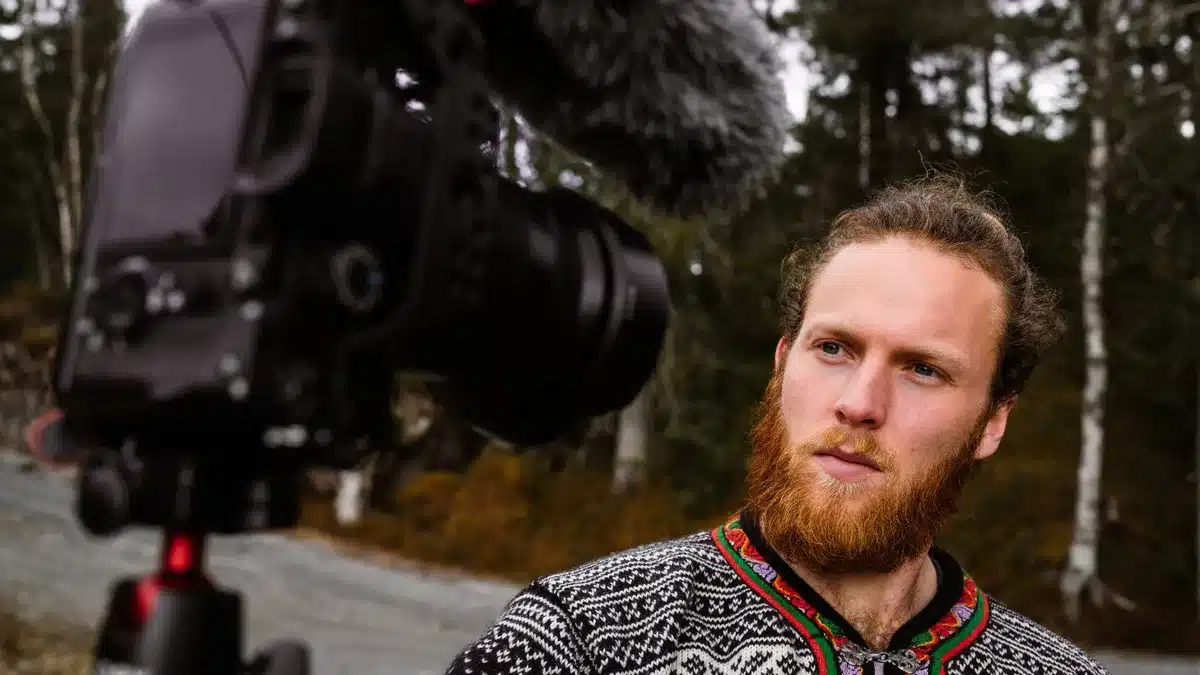 Personne filmant un message vidéo face caméra dans un environnement professionnel