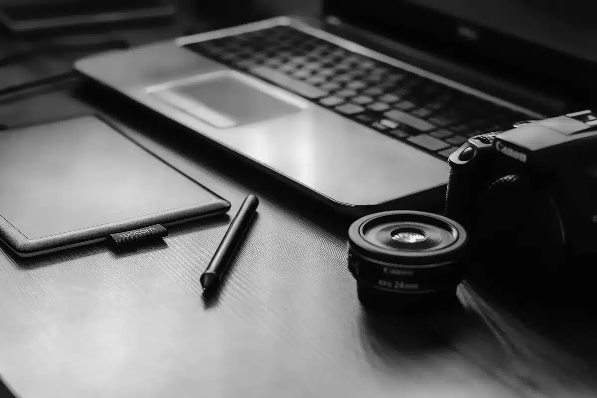Webcam positionnée à la hauteur des yeux sur un support stable pour un contact visuel optimal.