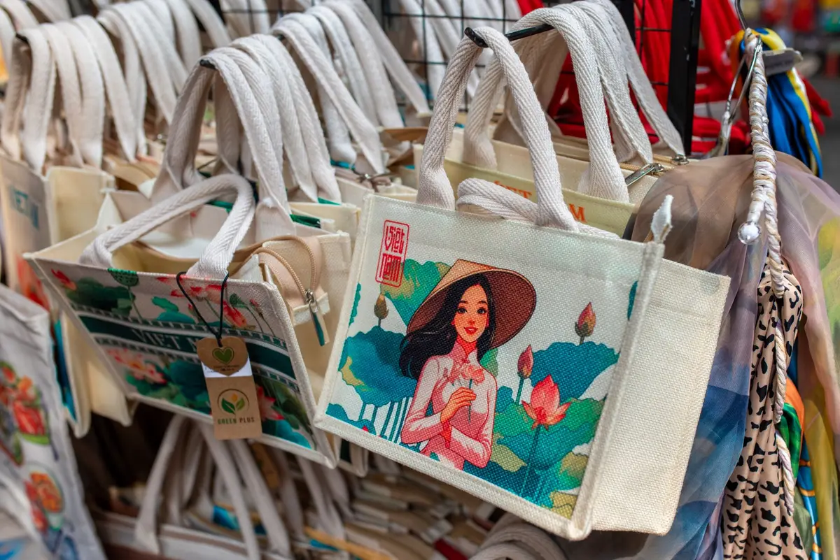 Sac réutilisable en toile présenté lors d'un salon professionnel