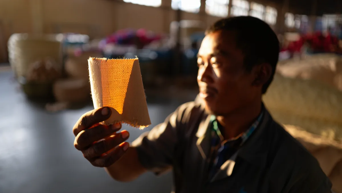 Avant de lancer la production, vérifiez ces éléments — La phase de production est souvent source de désillusions si les détails n’ont pas été anticipés. Exigez un prototype ou un échantillon pour contrôler la couleur, la qualité du tissu et la