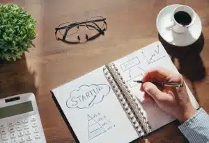 Documents administratifs et formulaires de création d'entreprise sur un bureau de travail