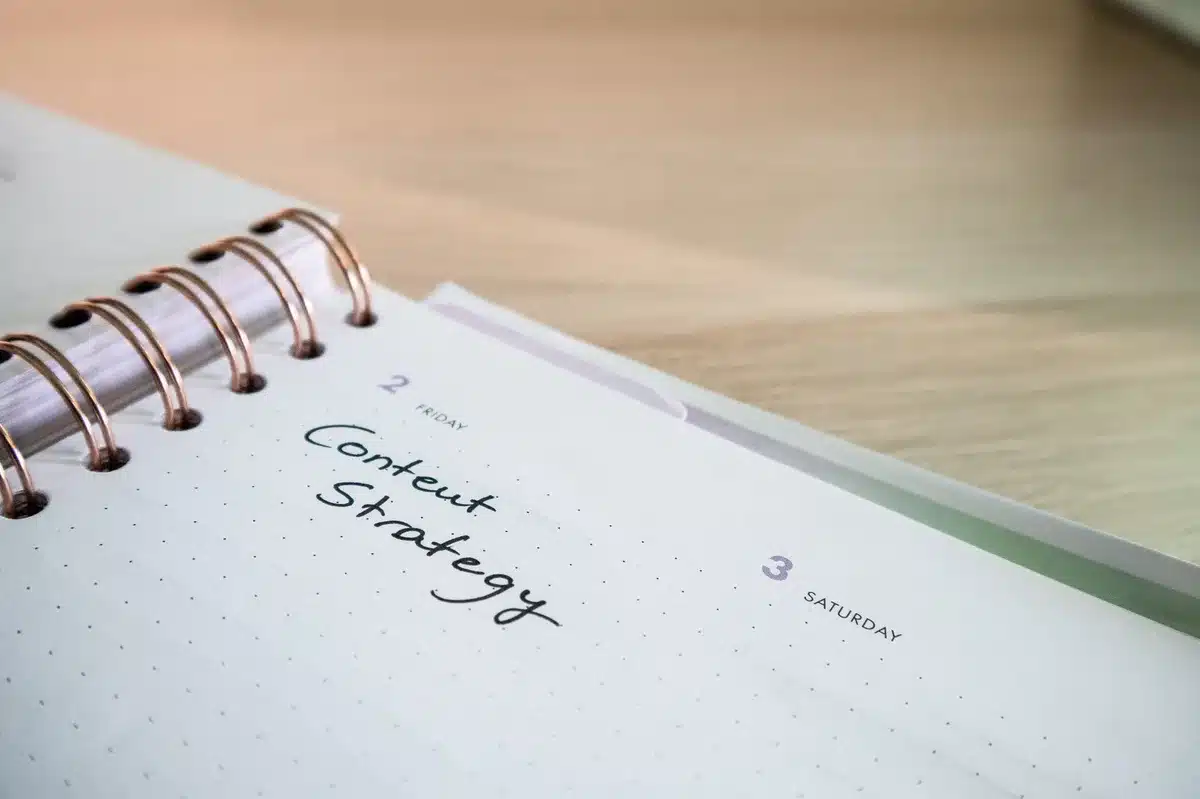 Carnet de notes avec dates et heures écrites, stylo sur table