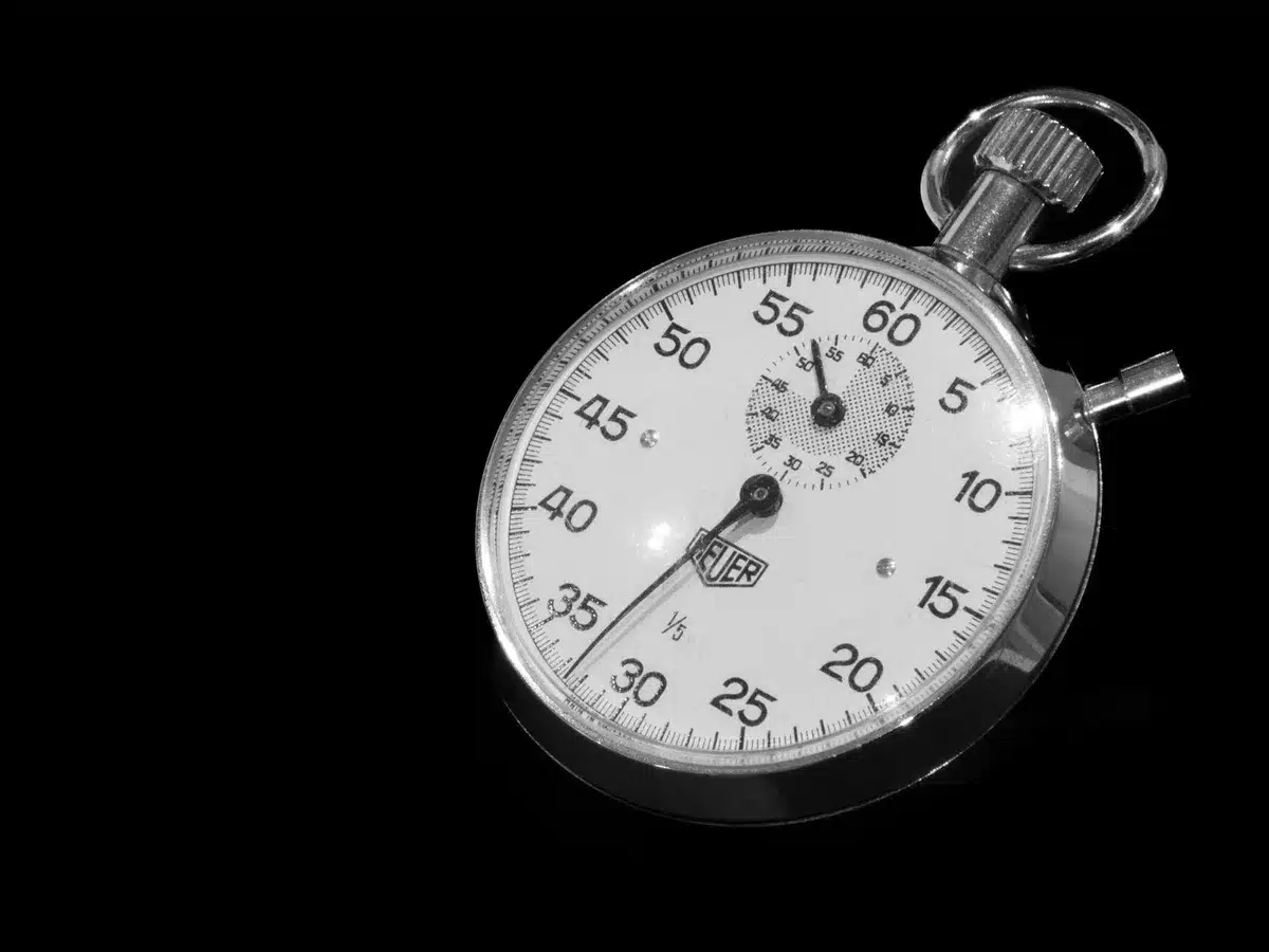 Minuteur ou horloge symbolisant la gestion du temps et le time-boxing en réunion
