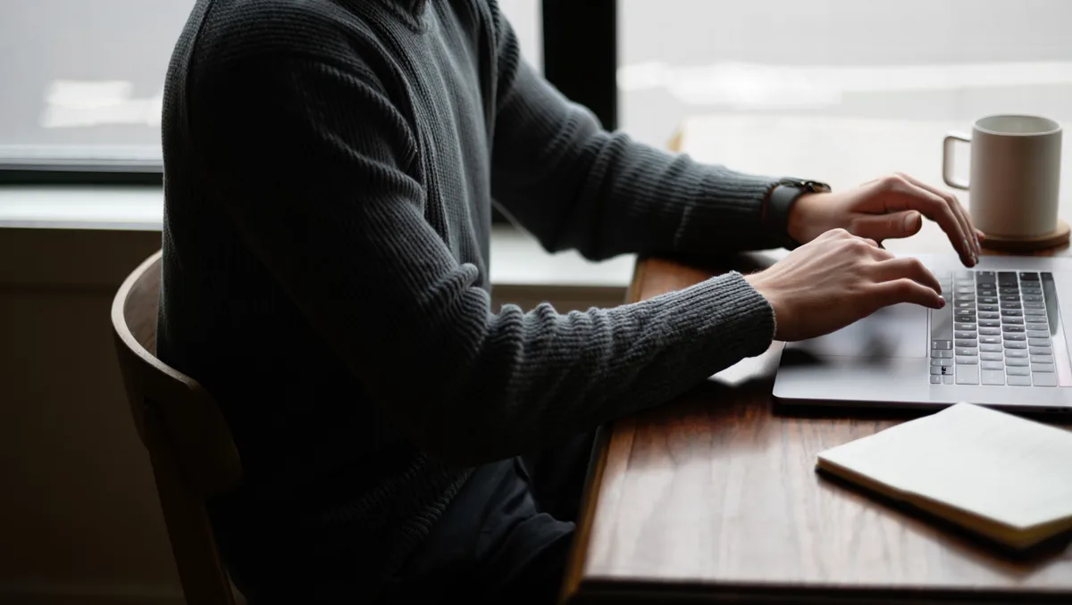 Quelles actions concrètes tester dès maintenant ? — Pour prioriser vos efforts sans disperser vos ressources, concentrez-vous sur quelques leviers opérationnels qui améliorent vos probabilités d’apparaître dans les complétions et d’y convertir: Produire des vidéos utiles et longues quand le sujet