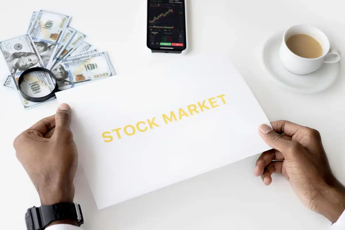 Dossiers d'investissement et documents financiers montrant une diversification de portefeuille