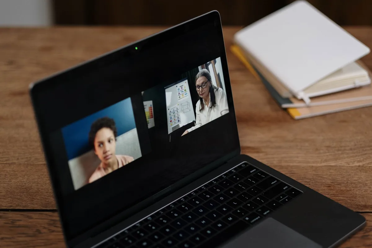 Un groupe de participants suit un webinaire en ligne sur la gestion patrimoniale