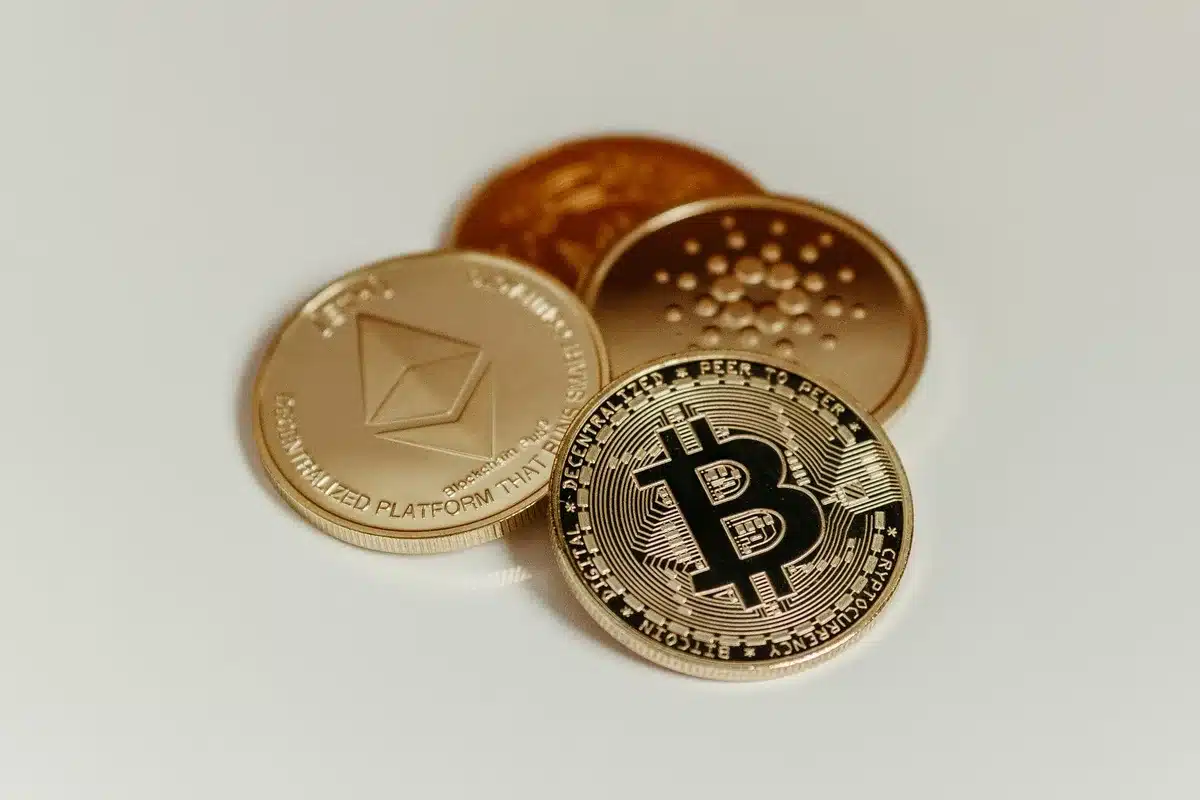 Tableau récapitulatif des projets de cryptomonnaies français avec ticker et catégories