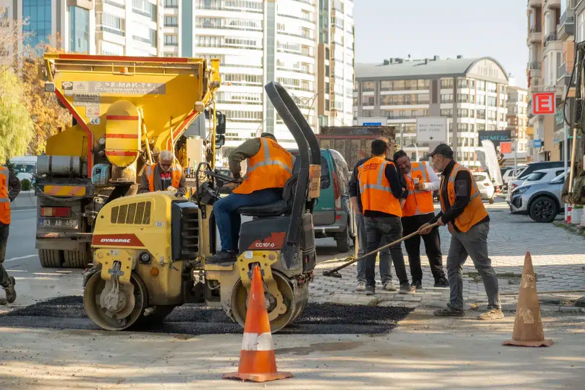 Chantier de construction ou aménagement urbain dans une commune