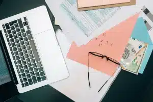 Documents budgétaires et rapports financiers sur une table de réunion municipale