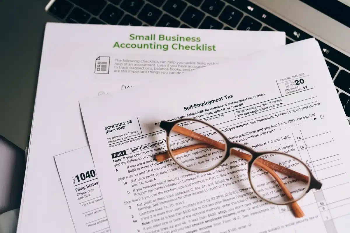 Documents administratifs et justificatifs nécessaires pour constituer un dossier social étudiant.