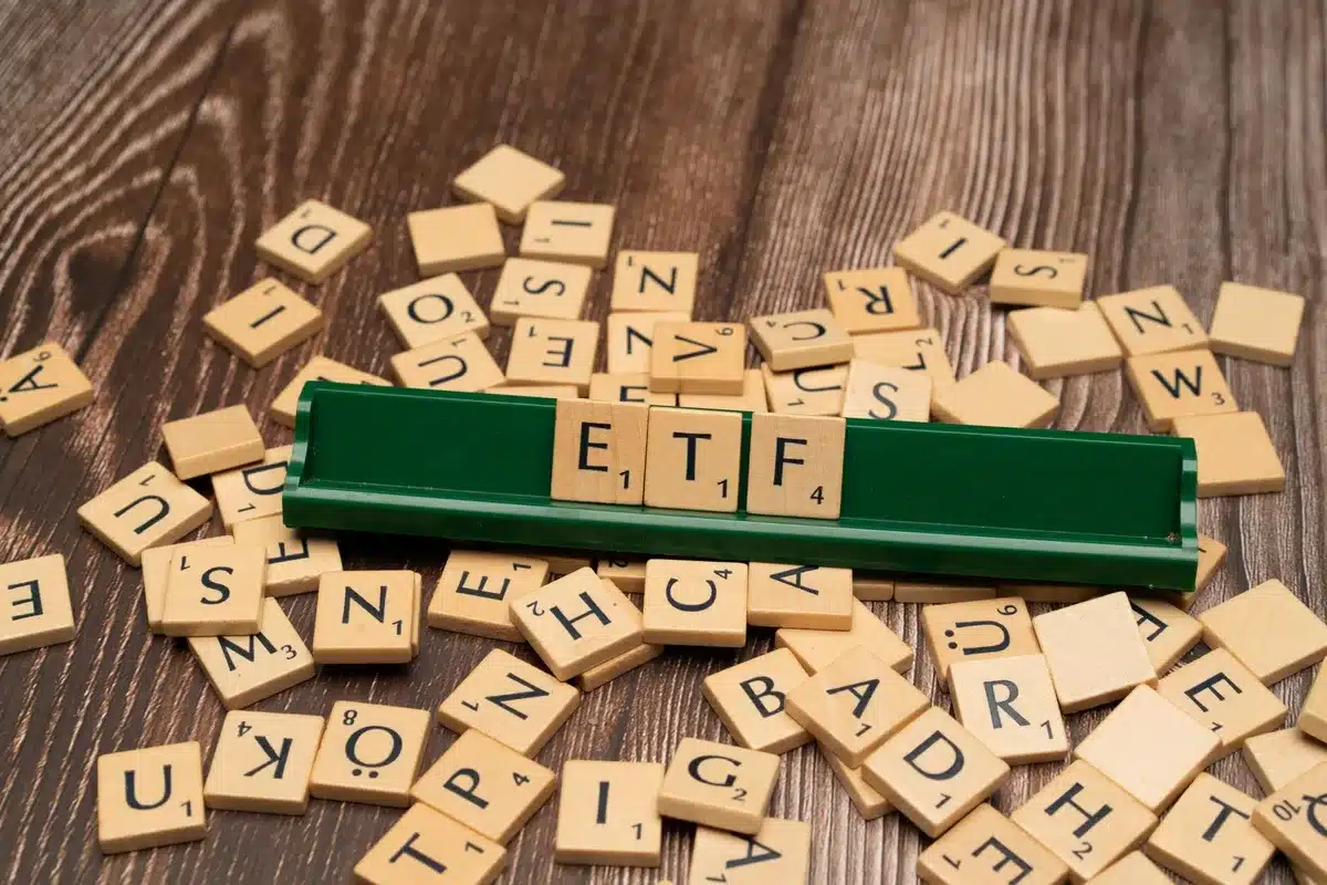 Graphique montrant la croissance des transactions en ETF et leur performance sur les marchés