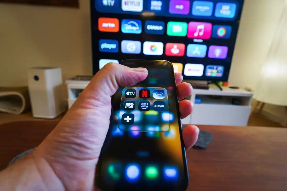 Téléphone affichant plusieurs applications d'abonnement et de streaming