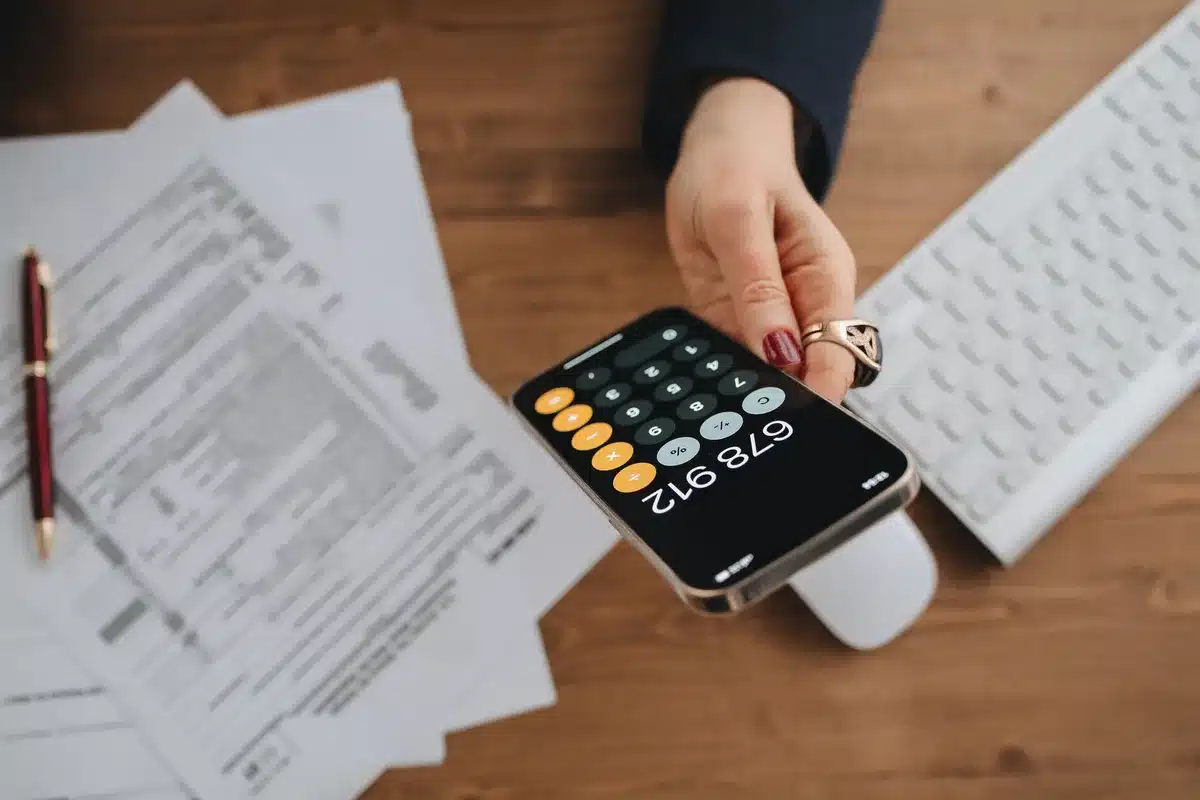 Simulateur fiscal officiel sur écran d'ordinateur pour calculer l'impôt