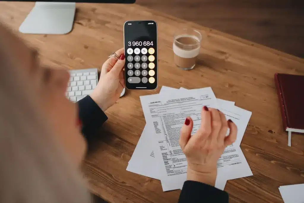 Feuilles d'impôts, calculatrice et stylo sur un bureau