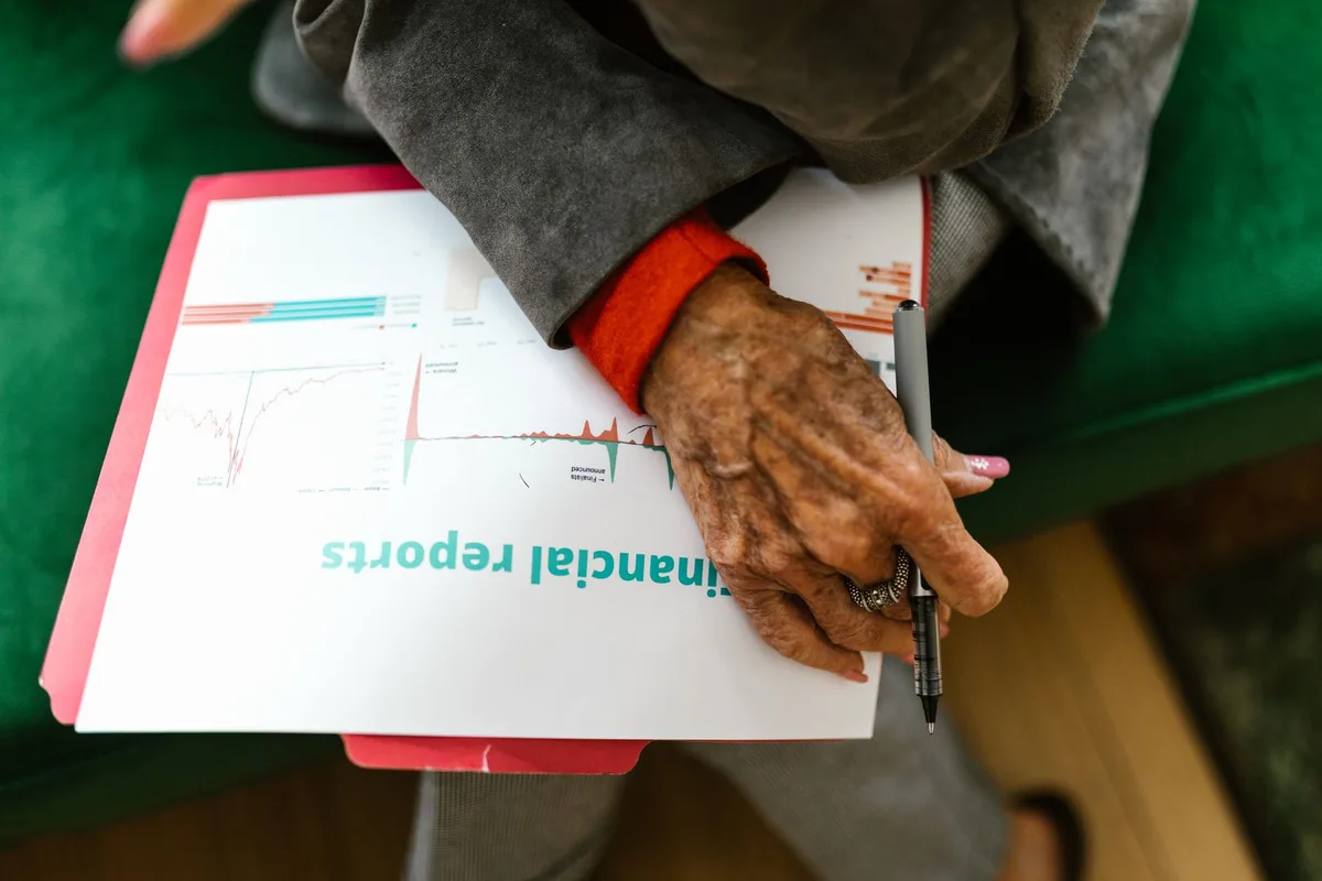 Documents financiers et plans d'investissement sur un bureau pour la gestion patrimoniale