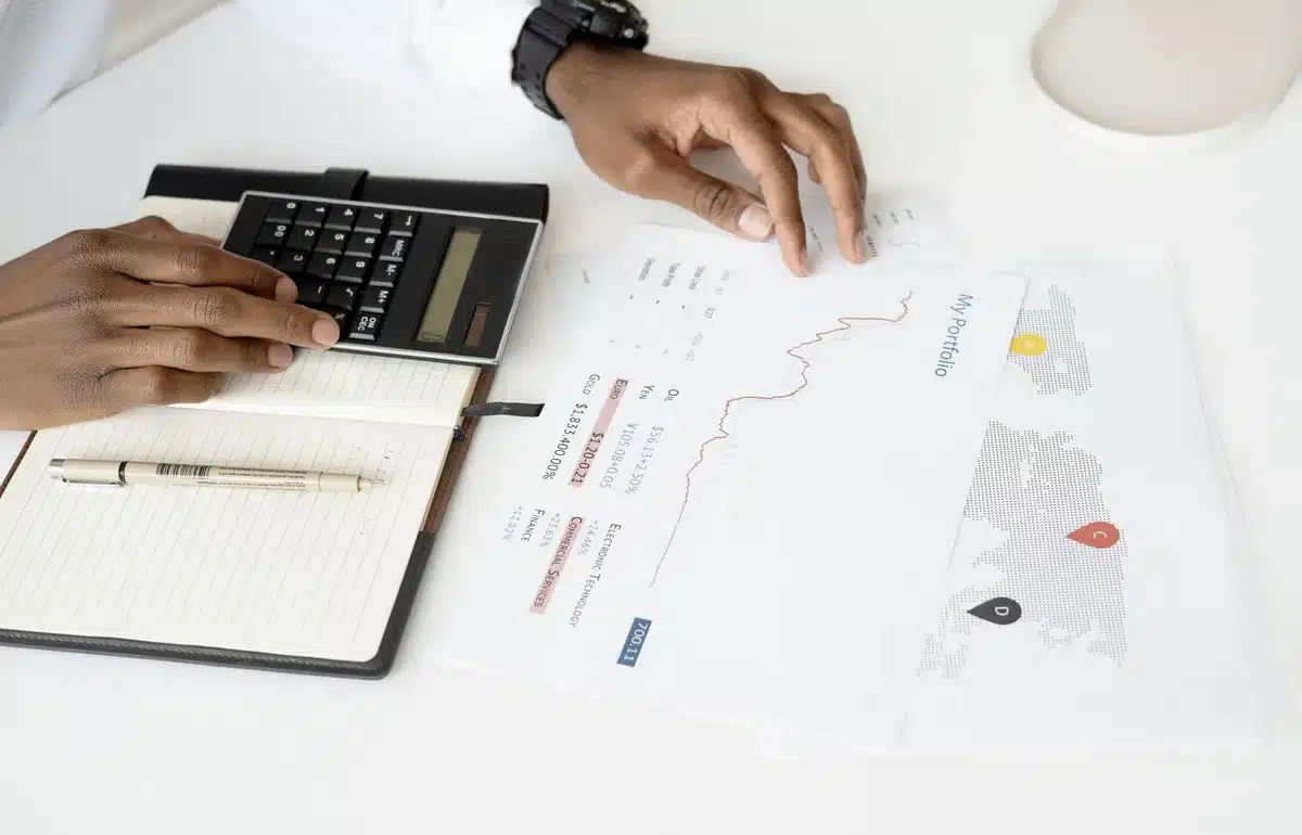 Calculatrice et feuille de calcul affichant des rendements d'investissement et des pourcentages
