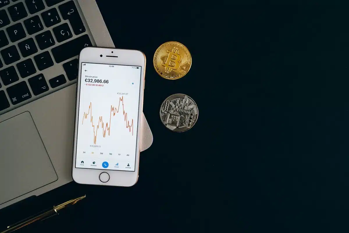 Écran de jeu mobile montrant un système de récompenses avec des pièces numériques gagnées