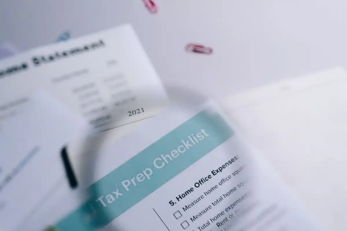 Documents financiers et checklist de préparation pour un investissement, disposés sur un bureau.