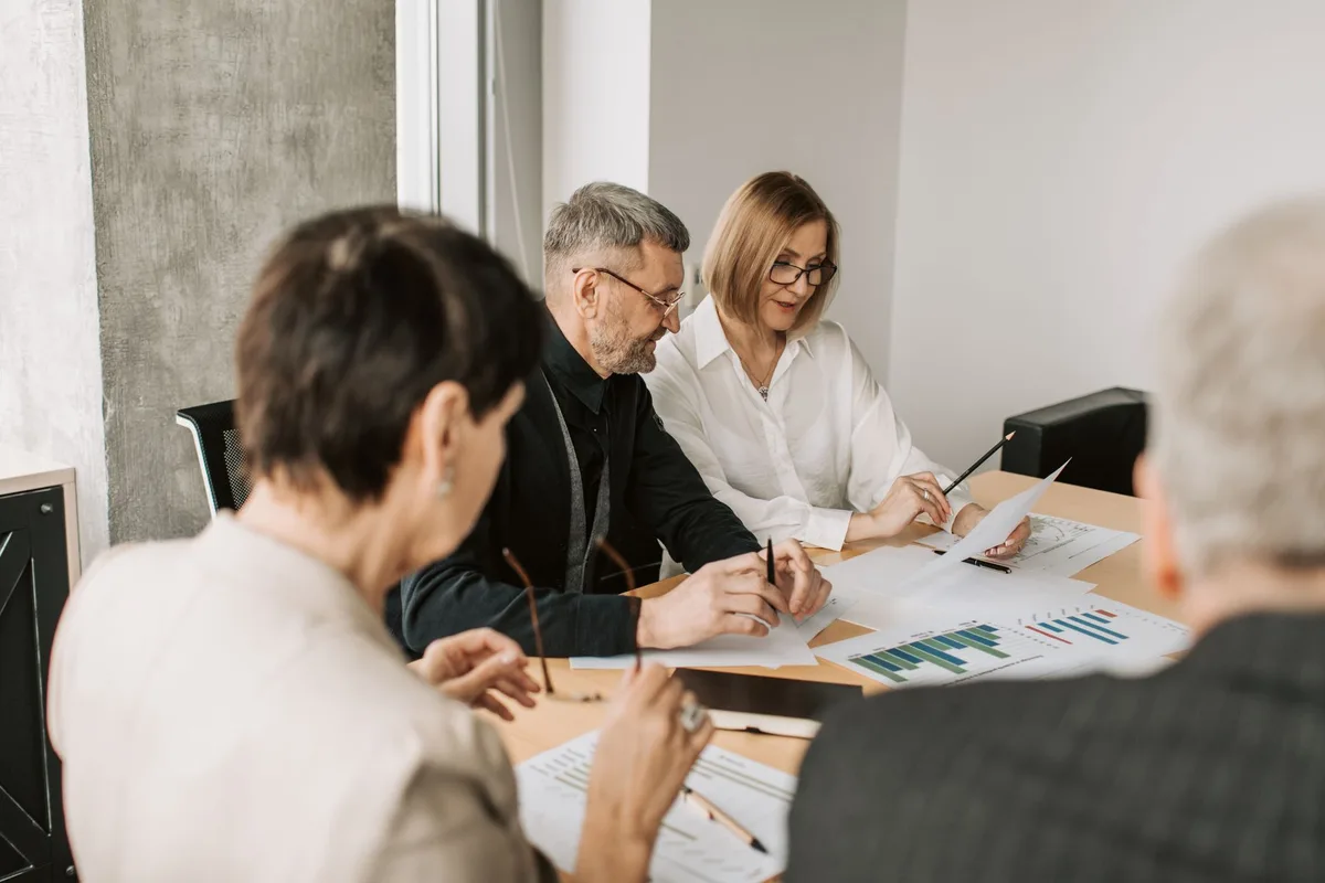 Réunion de syndics de copropriété pour discuter du financement des travaux collectifs de rénovation