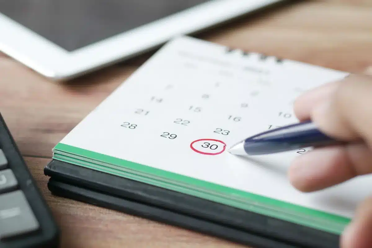 Calendrier avec dates limites de déclaration fiscale marquées