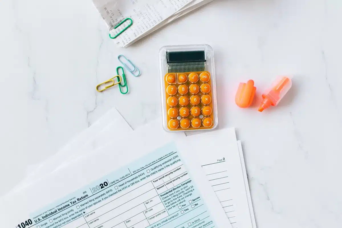 Documents fiscaux et calendrier sur un bureau avec stylo et calculatrice