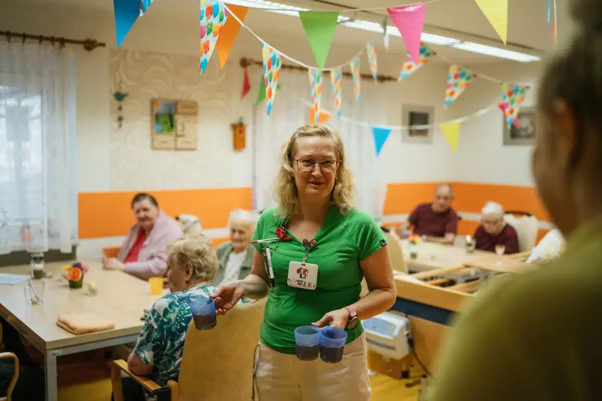 Aide à domicile auprès d'une personne, illustrant les services à la personne