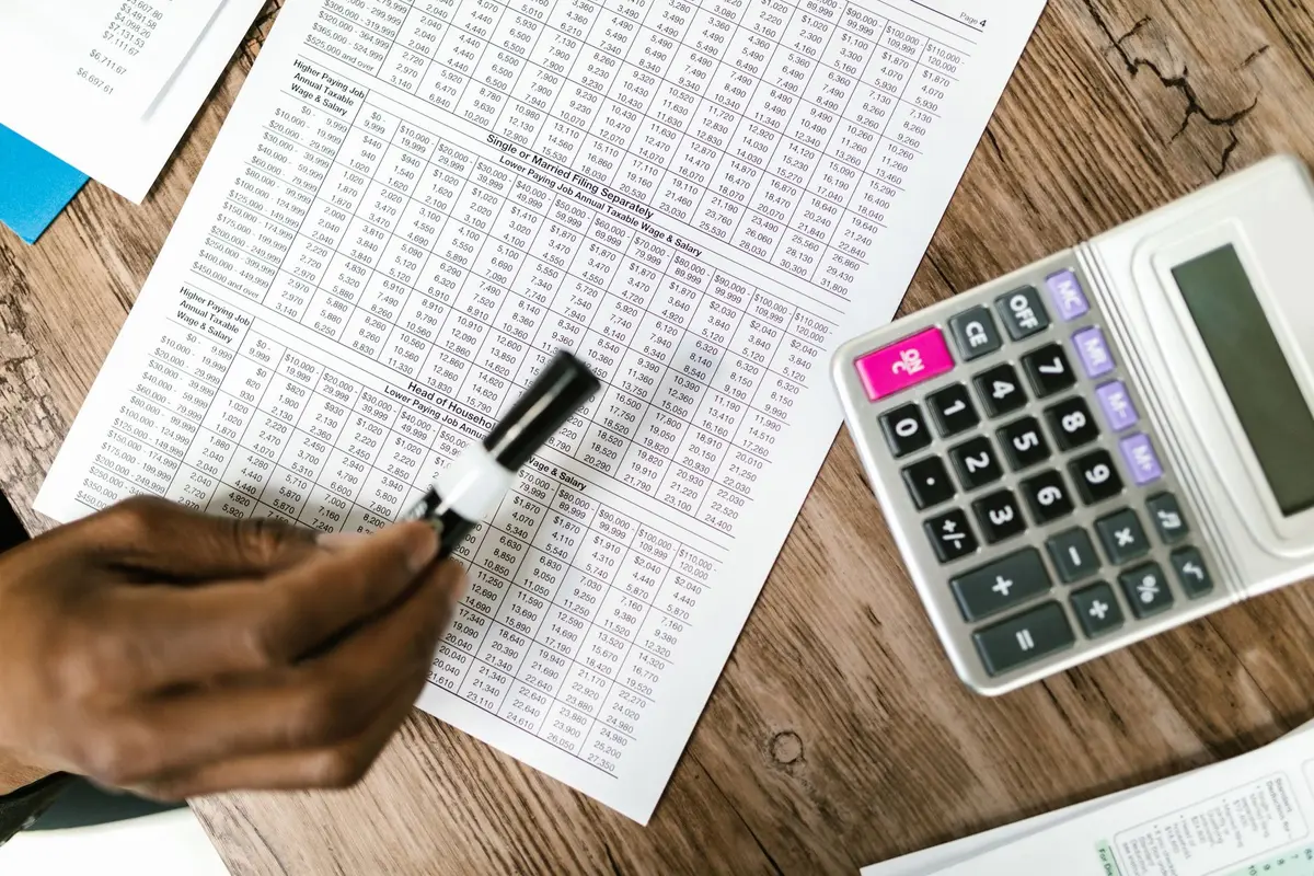 Tableau de calcul de plus-values avec colonnes de valorisation et prix d'acquisition pour la fiscalité crypto