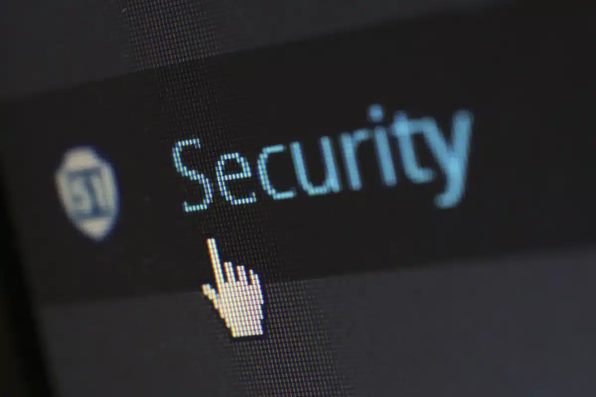 Cadenas numérique et écran d'ordinateur représentant la sécurité des données et la confidentialité des informations fisc