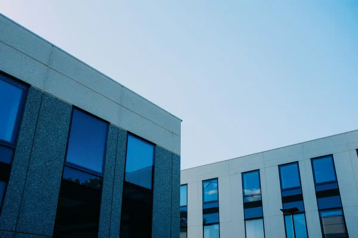Immeuble de bureaux moderne reflétant les ajustements du marché immobilier