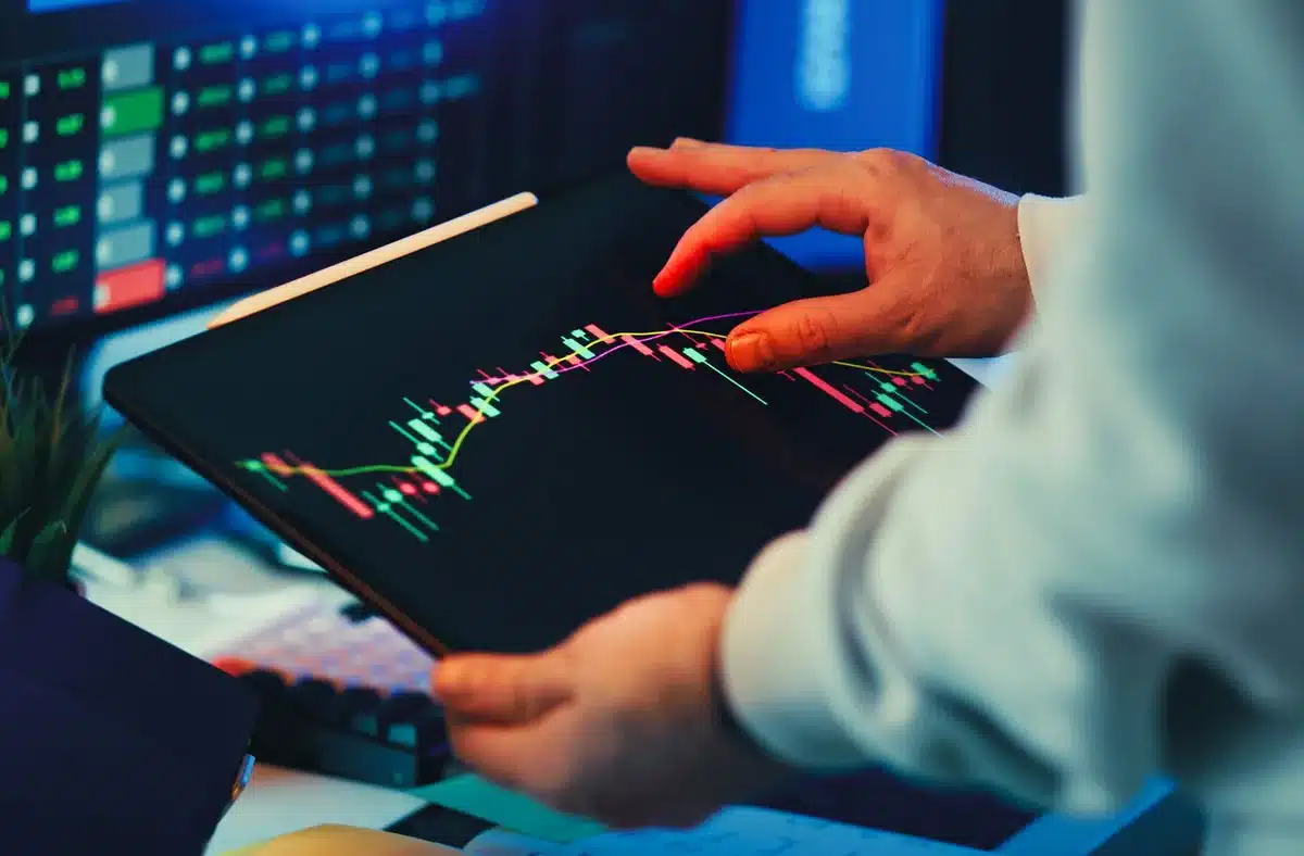 Écran d'investissement montrant des graphiques de performance et un bouton de copie pour reproduire les positions d'autr