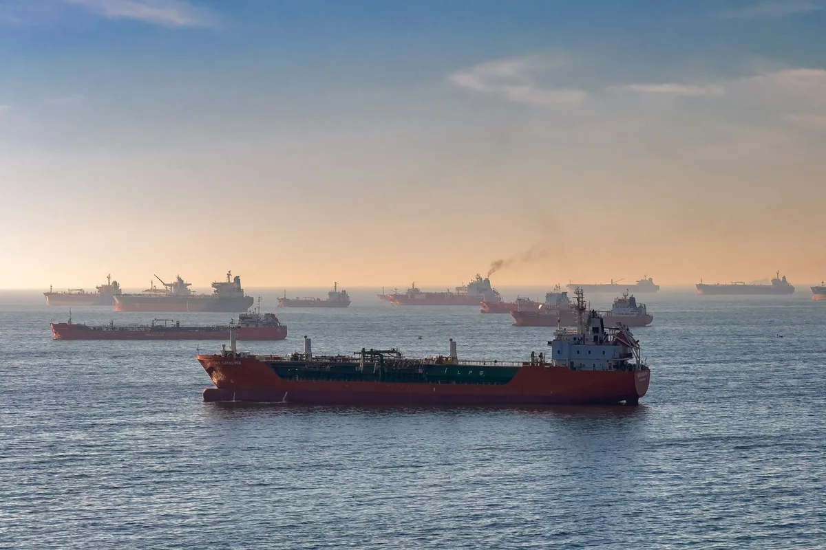 Pétrolier naviguant dans un détroit maritime encombré avec plusieurs navires