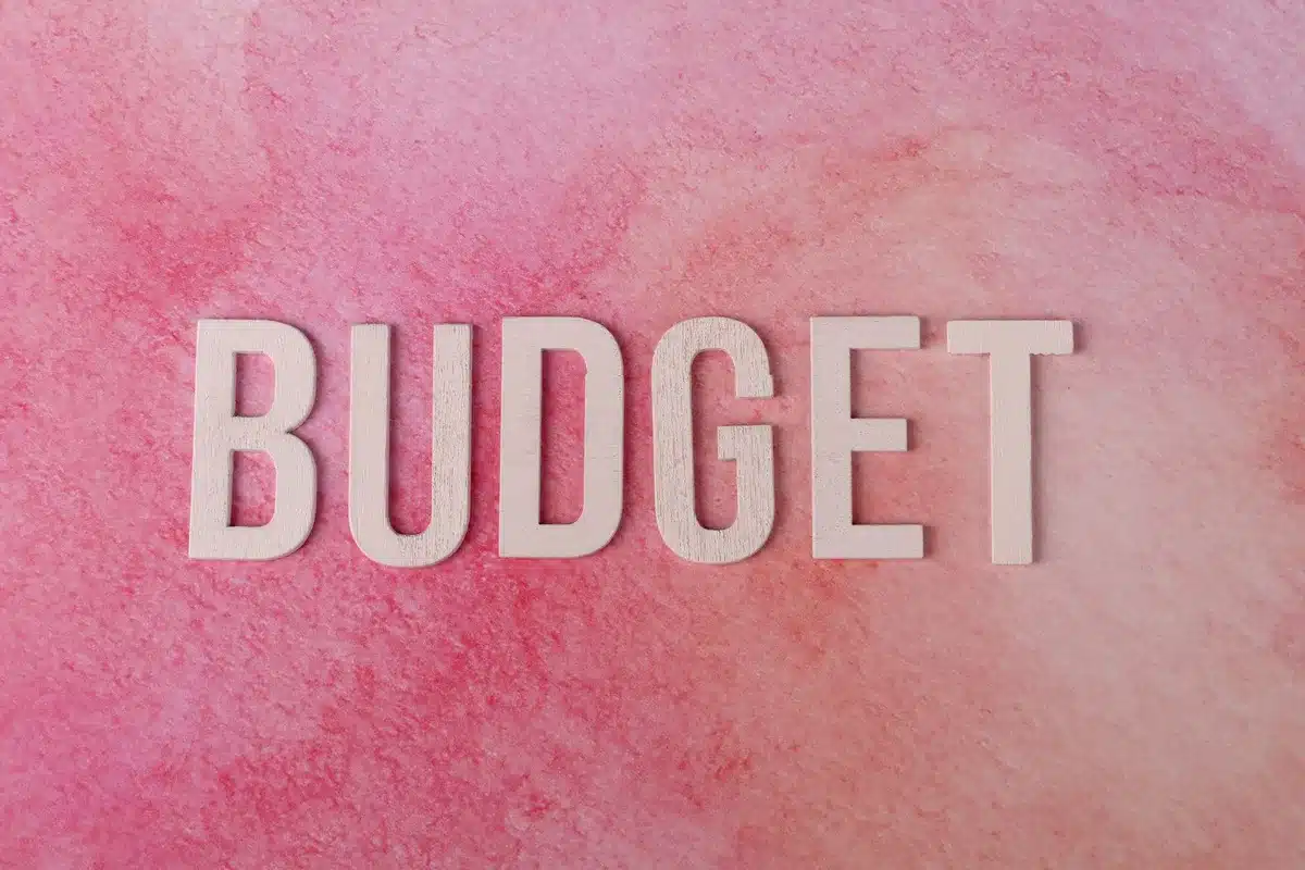 Personne planifiant son budget et ses objectifs d'épargne