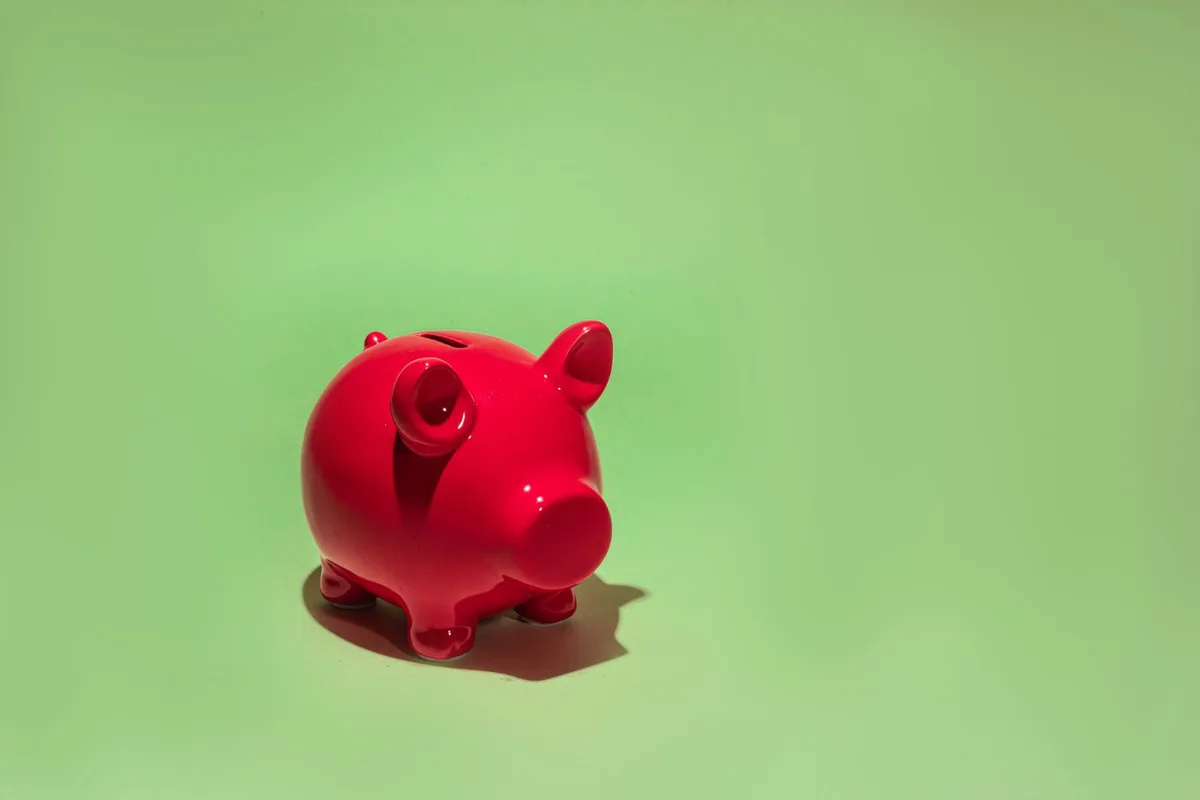 Client en consultation bancaire pour ouvrir un compte d'épargne réglementé